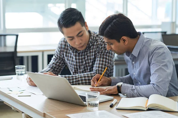 Web arayüzü için fikirler çizim ve iş arkadaşınız için gösterilen kullanıcı arabirimi Tasarımcısı