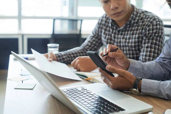 Ontwikkelaar Met Smartphone Stylus Toepassingsinterface Testen — Stockfoto