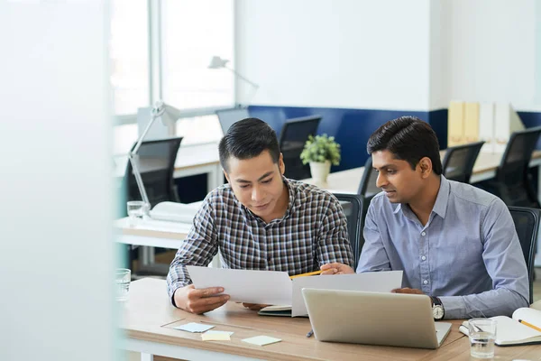 Empresario Indio Mostrando Documento Con Sus Ideas Proyecto — Foto de Stock