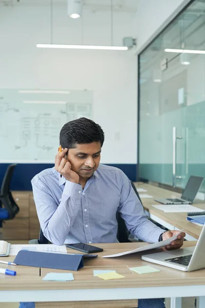 Pensativo Empresario Indio Positivo Leyendo Documento Mesa — Foto de Stock