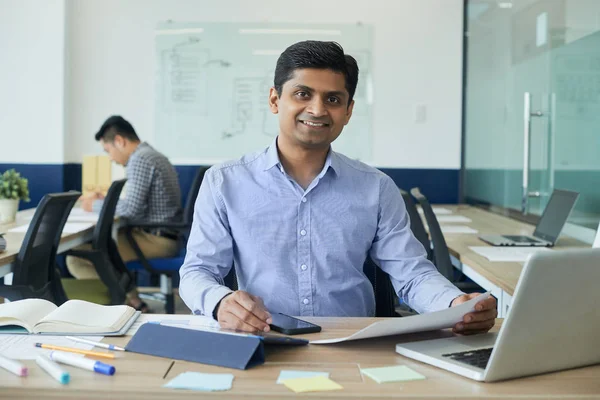 Lächelnd Gutaussehender Indischer Entwickler Arbeitet Tisch Großraumbüro — Stockfoto
