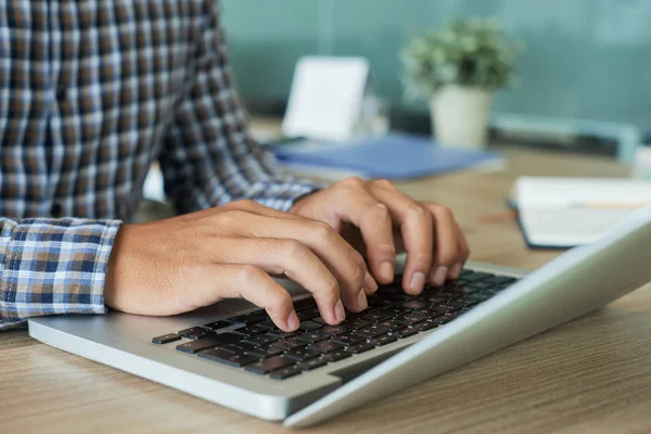 Mani Programmatore Codifica Sul Computer Portatile Suo Tavolo — Foto Stock