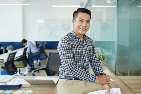 Uśmiechający Się Młody Biznesmen Azjatycki Siedząc Jego Stole Office Patrząc — Zdjęcie stockowe