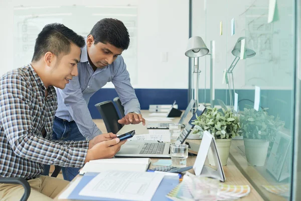 Equipo Diseñadores Discutiendo Interfaz Nueva Aplicación Móvil — Foto de Stock