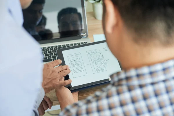 Esboço Interface Aplicação Computador Pastilha Mãos Desenhista — Fotografia de Stock