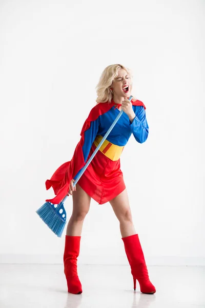 Fullängds Porträtt Ganska Blond Kaukasisk Kvinna Superwoman Kostym Holding Kvast — Stockfoto