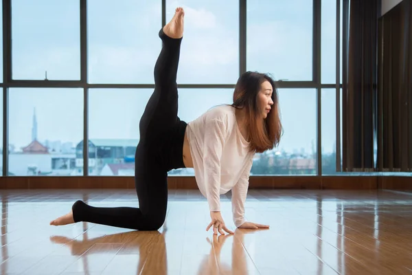 Seitenansicht Einer Hübschen Asiatischen Dame Die Tanzbewegungen Auf Dem Boden — Stockfoto