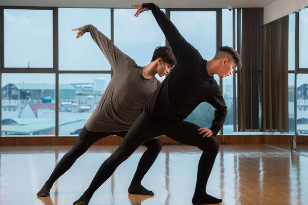 Deux Gars Asiatiques Dansant Belle Danse Contemporaine Simultanément Près Une — Photo