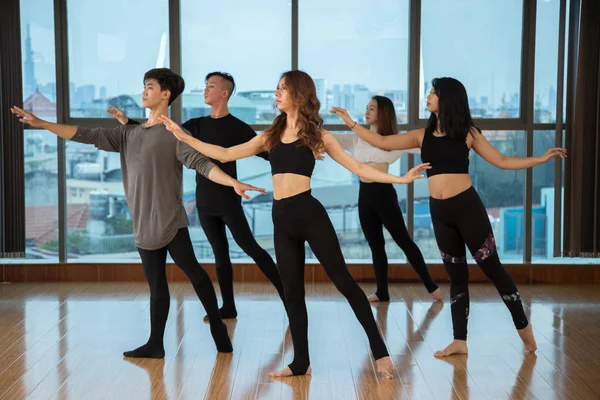 Gruppo Uomini Donne Asiatici Piedi Bella Posa Danza Guardando Lontano — Foto Stock