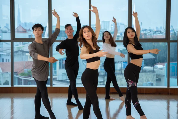 Grupo Personas Asiáticas Realizando Elegante Movimiento Baile Cerca Ventana Estudio —  Fotos de Stock