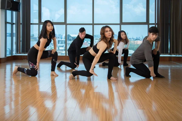 Vista Laterale Giovani Uomini Donne Asiatici Che Eseguono Bella Mossa — Foto Stock