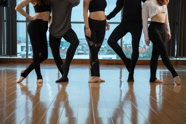 无法辨认的苗条的人站在木地板上的舞蹈工作室在训练 — 图库照片