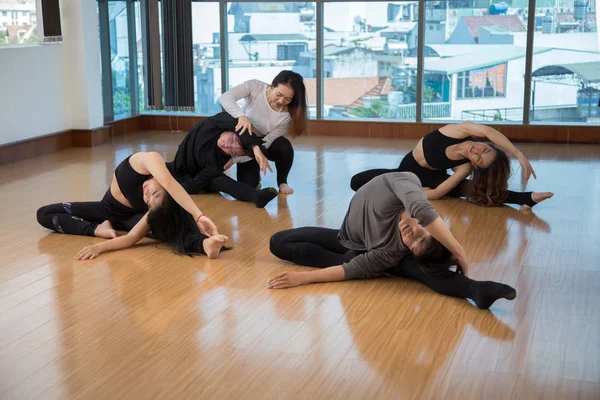 Asiatische Dame Hilft Asiatischen Menschen Sich Beiseite Beugen Während Sie — Stockfoto