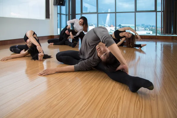 Gruppo Asiatici Che Eseguono Esercizio Stretching Con Aiuto Trainer Donna — Foto Stock
