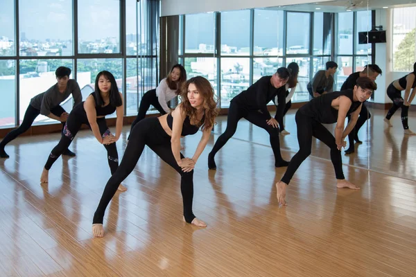 ライト スタジオでトレーニング中に素敵なコンテンポ ラリー ダンスを実行するアジアの人々 のグループ — ストック写真