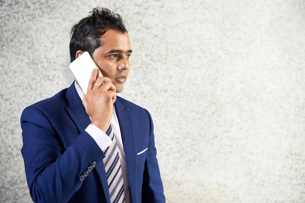 Serious Young Male Leader Formal Suit Standing Talking His Smartphone — Stock Photo, Image