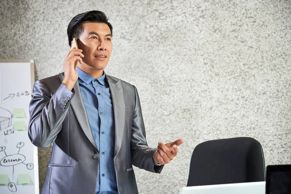 Asian Mid Adult Businessman Beautiful Suit Standing Office Explaining Something — Stock Photo, Image