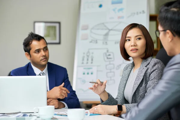 Gruppe Von Geschäftsleuten Sitzt Tisch Und Diskutiert Gemeinsam Während Eines — Stockfoto