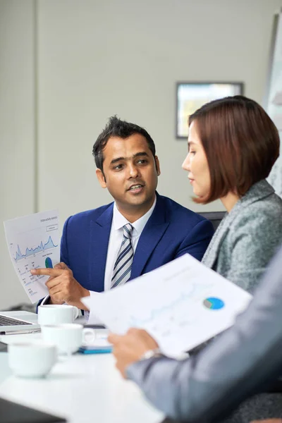 Selbstbewusster Geschäftsmann Sitzt Bei Besprechung Und Diskutiert Finanzdiagramm Zusammen Mit — Stockfoto