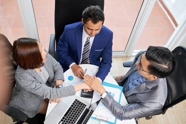 Vue Dessus Des Jeunes Gens Affaires Mettant Leurs Mains Ensemble — Photo