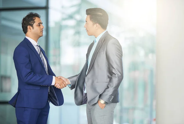 Två Affärsmän Passar Stående Och Skakar Hand Med Varandra Kontoret — Stockfoto