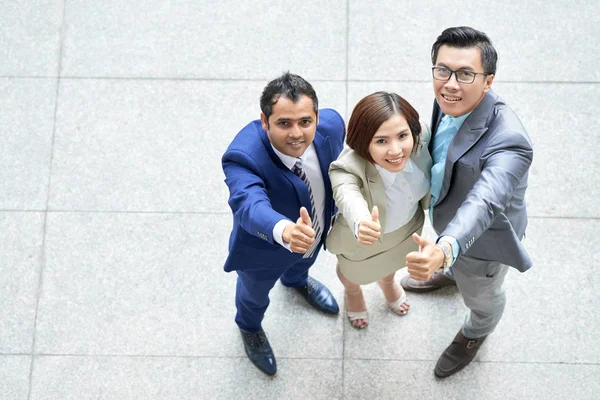 Visão Alto Ângulo Grupo Multiétnico Empresários Mostrando Polegares Para Cima — Fotografia de Stock