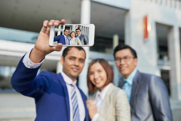 Geschäftsmann Hält Sein Smartphone Der Hand Und Macht Selfie Porträt — Stockfoto