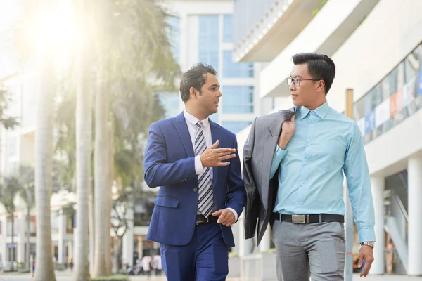 Dois Empresários Confiantes Terno Andando Longo Rua Discutindo Seminário Que — Fotografia de Stock