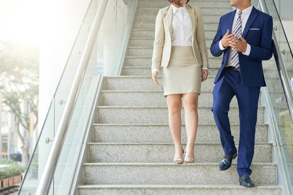 Geschäftsmann Und Geschäftsfrau Gehen Die Treppe Des Modernen Büros Hinunter — Stockfoto