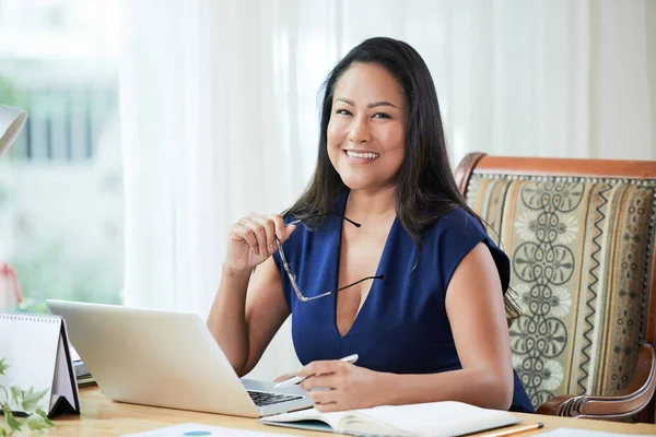 Schöne Moderne Thailändische Geschäftsfrau Sitzt Mit Laptop Und Papieren Tisch — Stockfoto