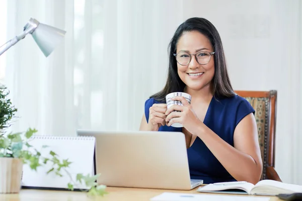 Adulto Sonriente Mujer Asiática Vasos Sosteniendo Taza Café Sentado Mesa — Foto de Stock