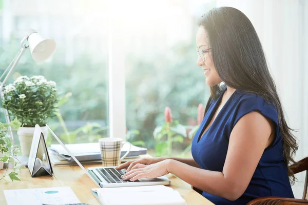 Vista Laterale Della Moderna Donna Tailandese Occhiali Usando Computer Portatile — Foto Stock