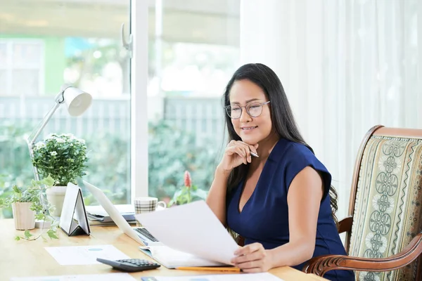 Hedendaagse Volwassen Thaise Vrouw Aan Tafel Kantoor Lezen Van Papieren — Stockfoto