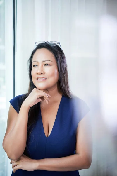 Elegante Mujer Tailandesa Vestido Tocando Barbilla Pensamientos Mirando Hacia Otro — Foto de Stock