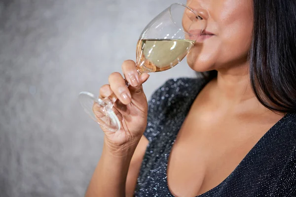 Фотография Взрослой Женщины Маскарадном Платье Пьющей Белое Вино Помещении — стоковое фото