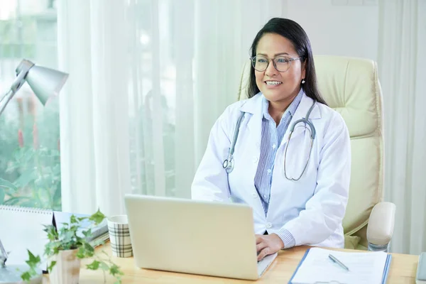 Χαρούμενα Ταϊλανδικό Γυναίκα Γιατρό Ποτήρια Χαμογελώντας Ενώ Μιλώντας Στον Ασθενή — Φωτογραφία Αρχείου
