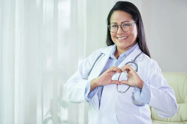 Vrolijke Volwassen Thaise Vrouw Witte Vacht Stethoscoop Maken Hart Gebaar — Stockfoto