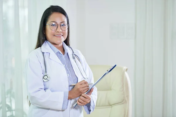 Smiling Asian Woman White Coat Stethoscope Standing Clipboard Pen Looking — Stock Photo, Image