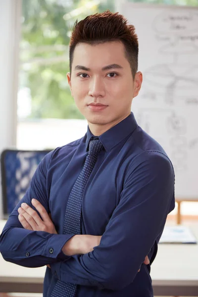 Retrato Hombre Negocios Guapo Camisa Azul Pie Con Los Brazos —  Fotos de Stock