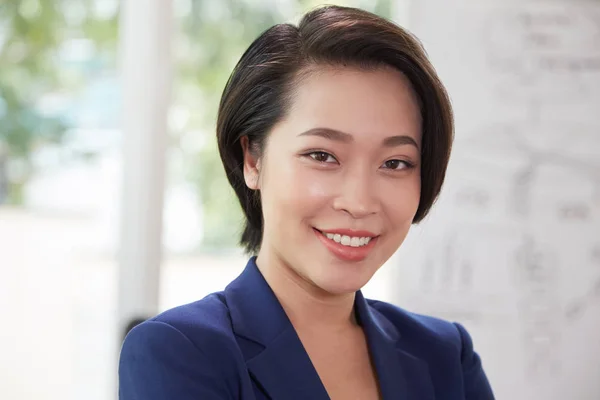 Portret Van Aziatische Jonge Zakenvrouw Glimlachend Camera — Stockfoto