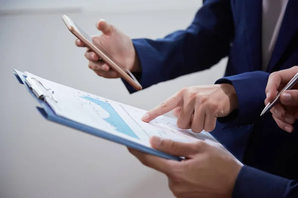 Close Business Partners Discussing Business Charts Clipboard Using Mobile Phone — Stock Photo, Image