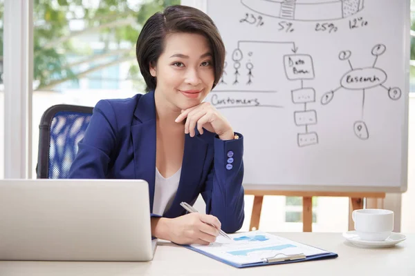 Retrato Una Mujer Negocios Asiática Confiada Que Toma Notas Gráficos — Foto de Stock