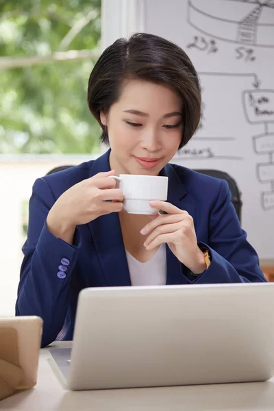 Asiática Joven Oficinista Sentado Lugar Trabajo Beber Café Mirando Computadora — Foto de Stock