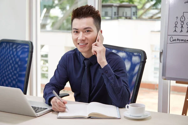 Ofis Masası Dizüstü Bilgisayar Kahve Ile Oturan Cep Telefonundan Konuşurken — Stok fotoğraf