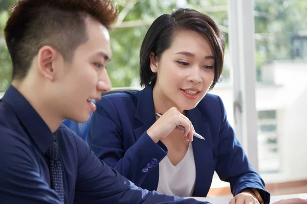 Dos Jóvenes Compañeros Trabajo Que Cooperan Entre Durante Reunión Negocios — Foto de Stock