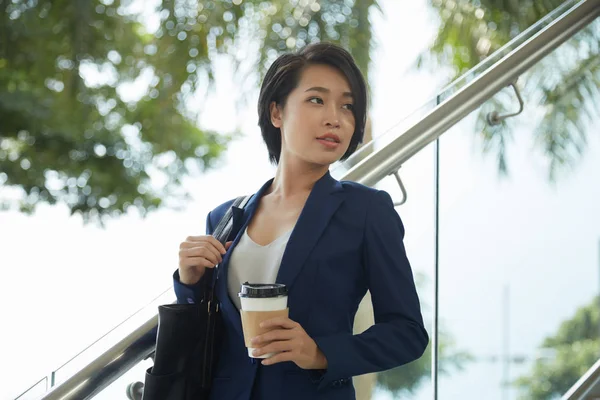 Joven Empresaria Seria Sosteniendo Una Taza Café Bajando Las Escaleras — Foto de Stock