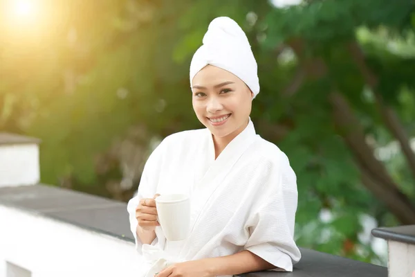 Sorridente Donna Asiatica Asciugamano Accappatoio Piedi Alla Luce Del Sole — Foto Stock