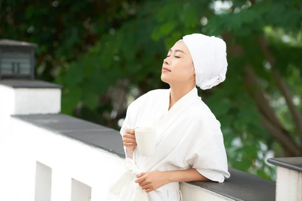Mulher Asiática Bonita Roupão Banho Branco Toalha Após Chuveiro Com — Fotografia de Stock