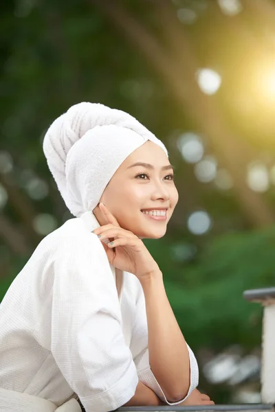 Pretty Asian Woman White Towel Soft Bathrobe Standing Outdoors Sunshine — ストック写真