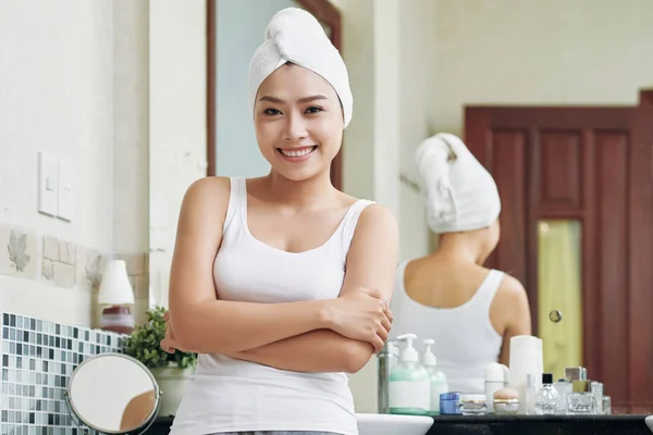 Sorridente Giovane Donna Asiatica Asciugamano Bianco Piedi Dopo Doccia Bagno — Foto Stock